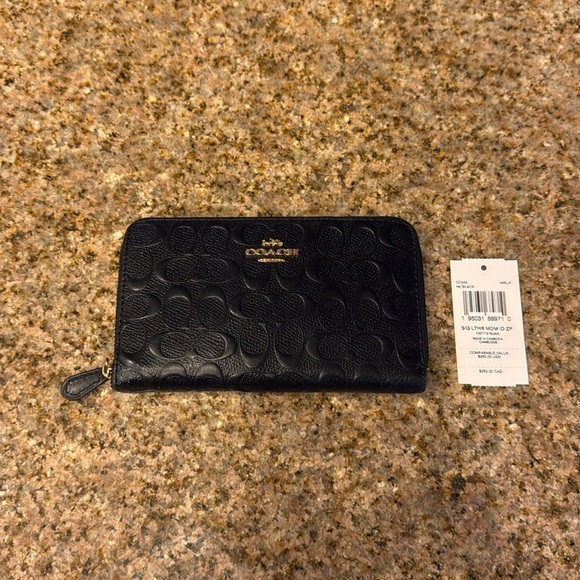 Coach• Signature Leather Medium ID Zip Wallet - Picture 4 of 11